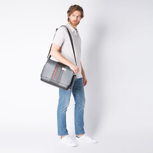 messenger-piquadro-urban-nero-grigio-indossato